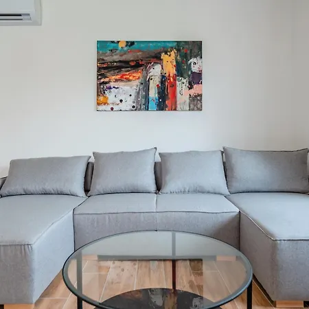 Apartment Fjaka-spacious Two Bedroom With Parking *