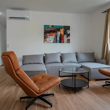 Apartment Fjaka-spacious Two Bedroom With Parking *