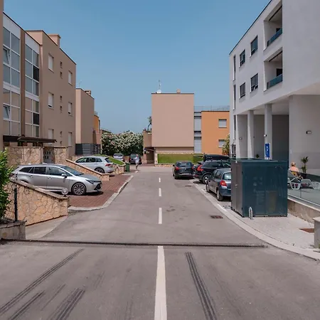 Apartment Fjaka-spacious Two Bedroom With Parking *