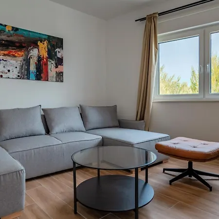Apartment Fjaka-spacious Two Bedroom With Parking