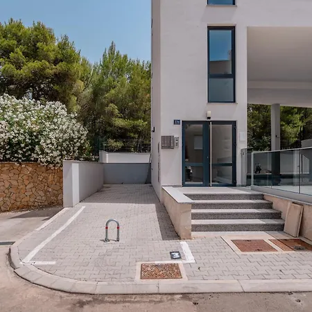 Fjaka-spacious Two Bedroom With Parking Apartment *